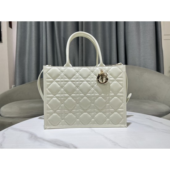 Tote book
