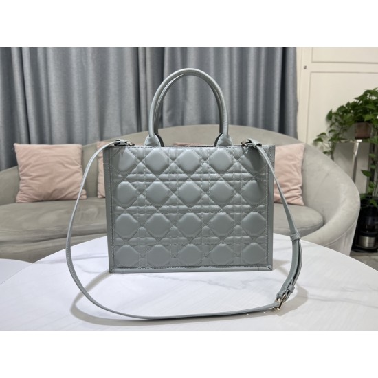 Tote book